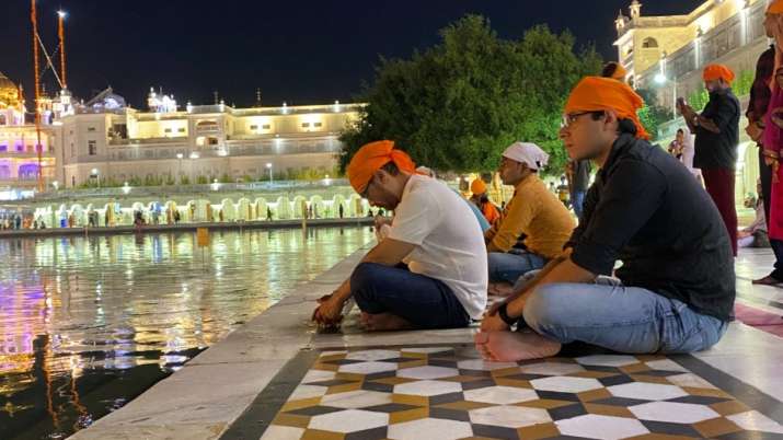 India Tv - Aamir khan seeks blessings at golden temple