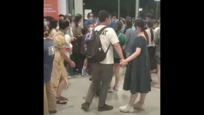 Toko Ikea Shanghai China Kekacauan video viral orang-orang berlarian melarikan diri dari kamp konsentrasi karantina