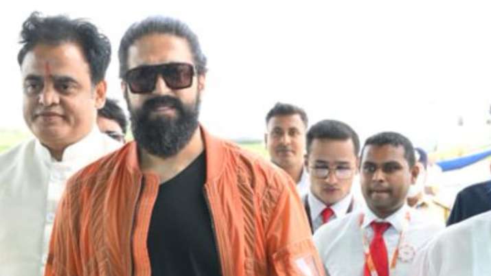 Yash arrives at Mysore Independence Day event amid ‘rocking’ chants from fans, waves tricolour
