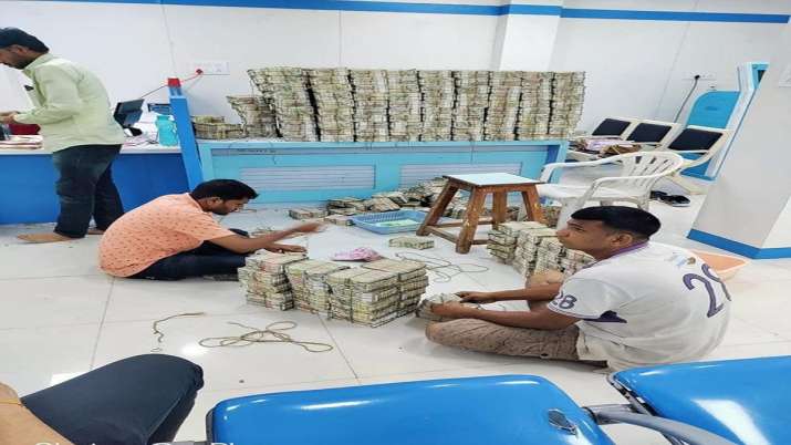 Maharashtra: I-T department seizes Rs 58 crore cash; 32 kg gold during Jalna raid; took 13 hours to count - Vimarsana News