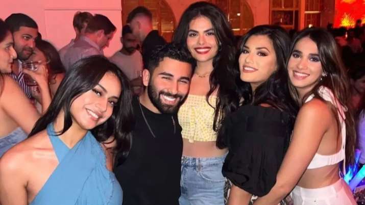 India Tv - Nysa Devgan and Janhvi Kapoor party with their friends
