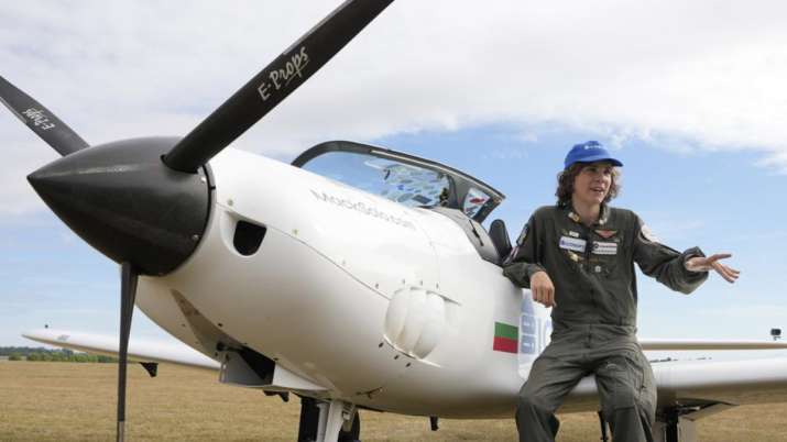 17-year-old pilot sets record for solo flight around world, says 'just follow your dreams' - Vimarsana News