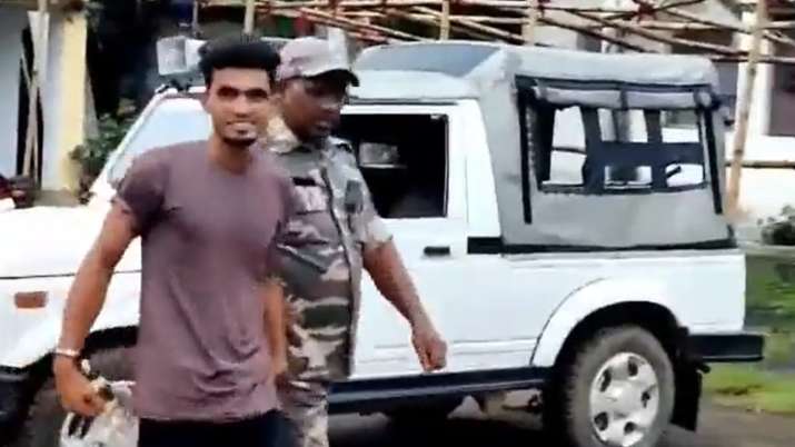 Man Sets Hindu Girl On Fire In Jharkhands Dumka Seen Smiling In Police Custody Watch India 3561