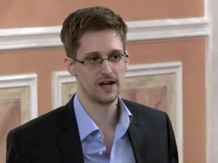 Putin memberikan kewarganegaraan Rusia kepada Edward Snowden, yang membocorkan dokumen rahasia AS
