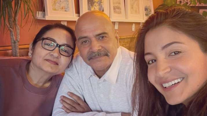 Anushka Sharma steps out with her parents for 'breakfast date', Virat Kohli reacts | Photos - Vimarsana News