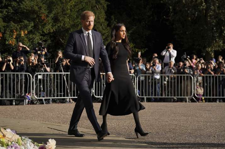 Prince Harry, Meghan pay floral tributes to the Queen