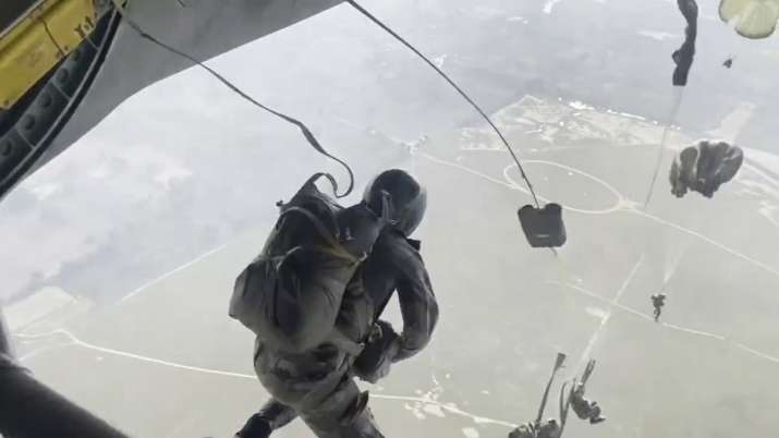 President’s bodyguards perform skydiving show on regiment 250th anniversary