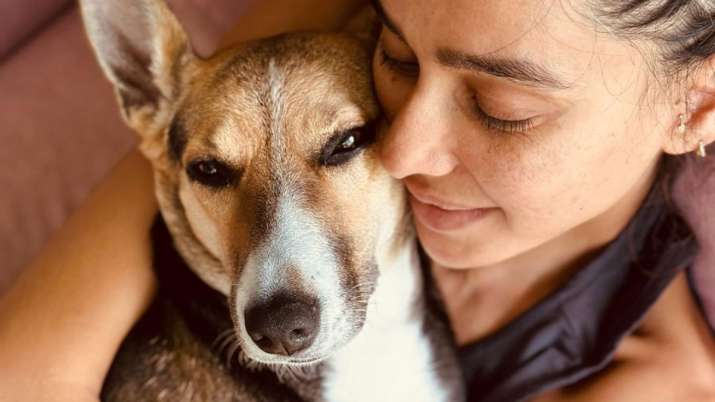 Farhan Akhtar shares wholesome photo of Shibani Dandekar cuddling her furry friend