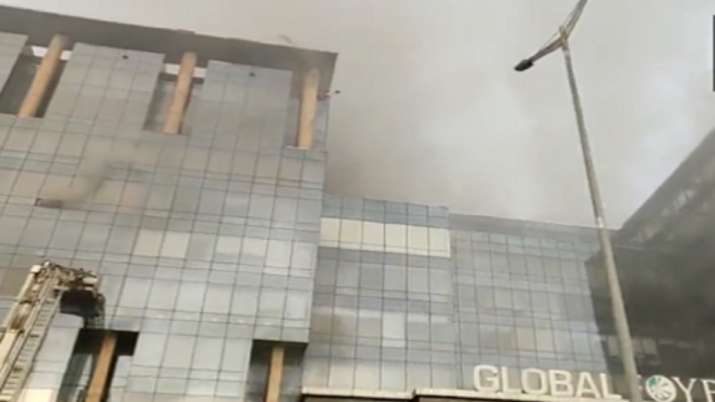 Mal Gurugram Global Foyer kebakaran tidak ada korban TONTON video