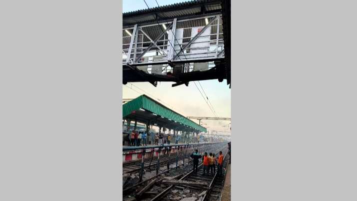 Maha: Passengers fall on railway track after part of foot-over bridge collapses at Balharshah station | WATCH