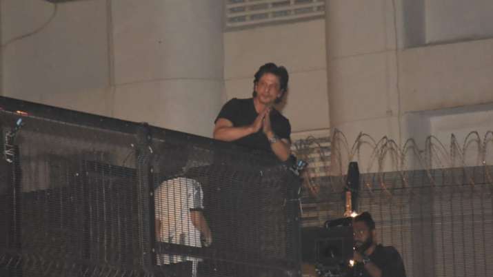 India Tv - Shah Rukh Khan midnight birthday celebration