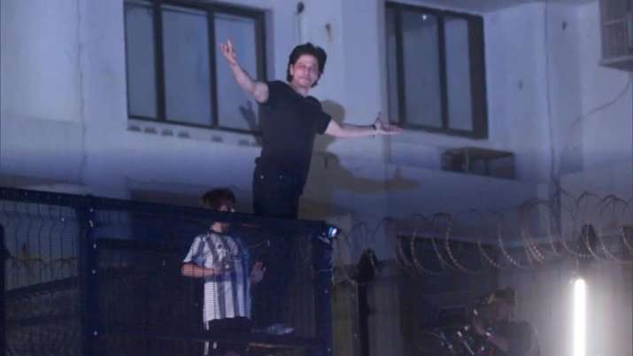 India Tv - Shah Rukh Khan midnight birthday celebration