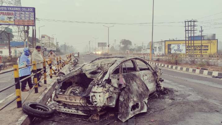 India Tv - Rishabh's BMW catches fire