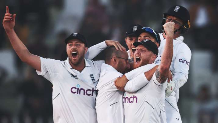 इंडिया टीवी - टीम इंग्लैंड ने पाकिस्तान के खिलाफ जीत का जश्न मनाया