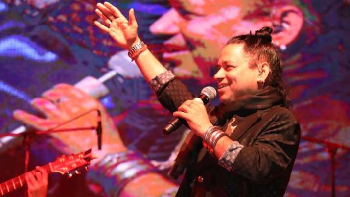 Kailash Kher attacked during concert, bottle thrown at him over demand for Kannada song at Hampi Utsav