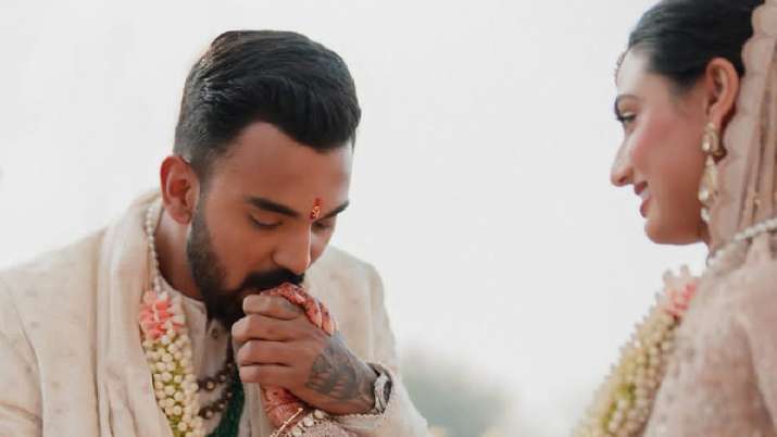 Athiya Shetty, KL Rahul's FIRST PHOTOS as married couple go viral; beautiful bride stuns in chikankari lehenga | Celebrities News – India TV