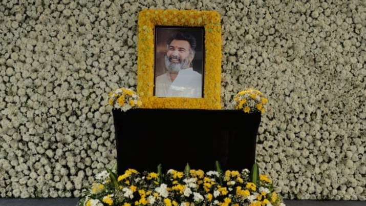 Taraka Ratna cremated; father Nandamuri Mohanakrishna performs last rites
