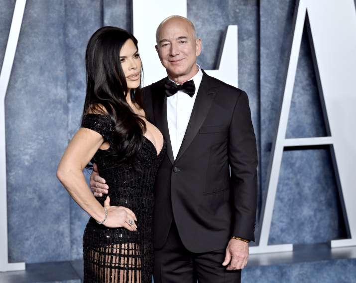 India Tv - Amazon Executive Chairman Jeff Bezos, right and his girlfriend Lauren Sanchez.