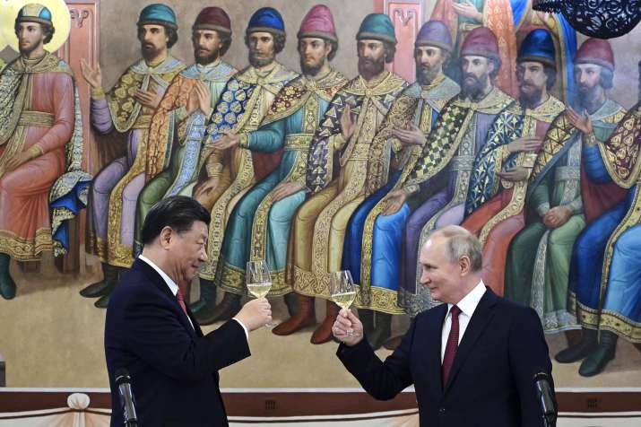 India Tv - Russian President Vladimir Putin, right, and Chinese President Xi Jinping toast during their dinner at The Palace of the Facets, a building in the Moscow Kremlin, Russia.