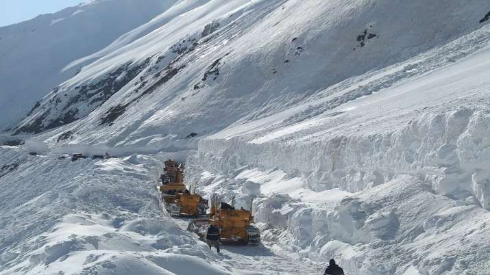India Tv - Earlier on January 6 this year, the highway was closed owing to the heavy snowfall.
