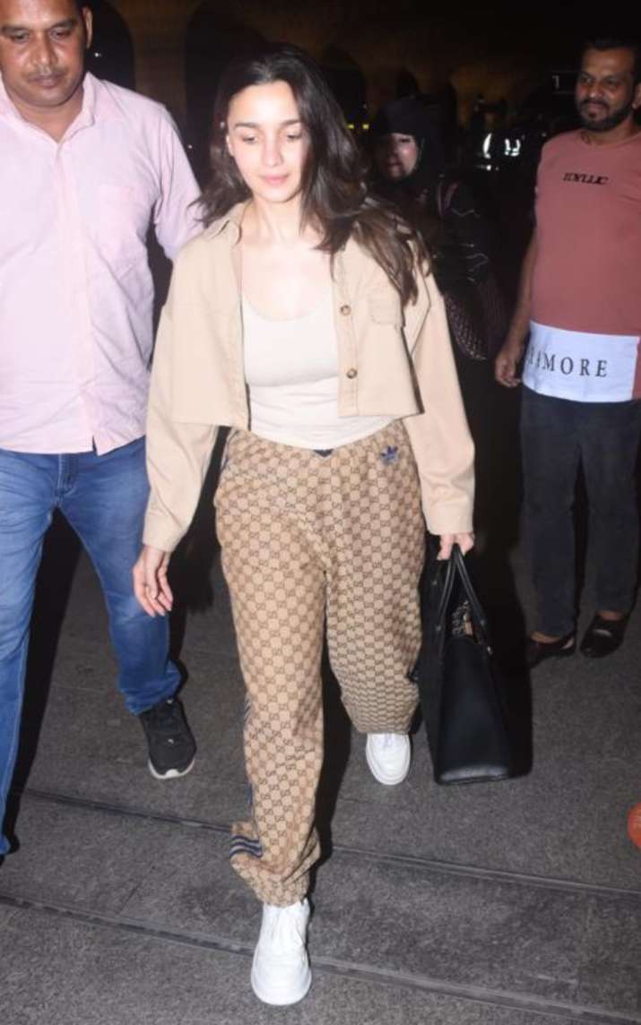 Alia Bhatt snapped in no-makeup look as she jets off for Met Gala 2023 ...