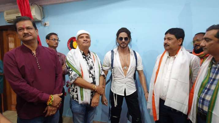 India Tv - Life size wax statue of Shah Rukh Khan 