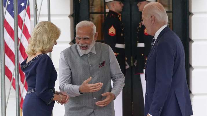 इंडिया टीवी - पीएम मोदी, जो बिडेन और जिल बिडेन बात करते नजर आए