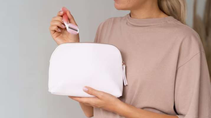 India Tv - Ways to keep your handbag organised