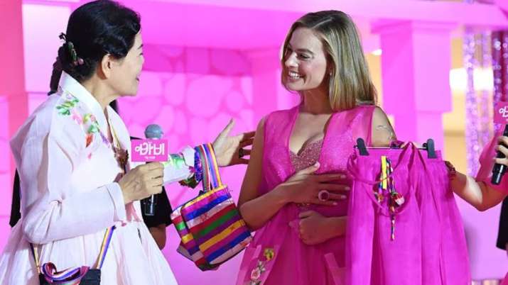 India Tv - Margot Robbie exudes charm in pink dress