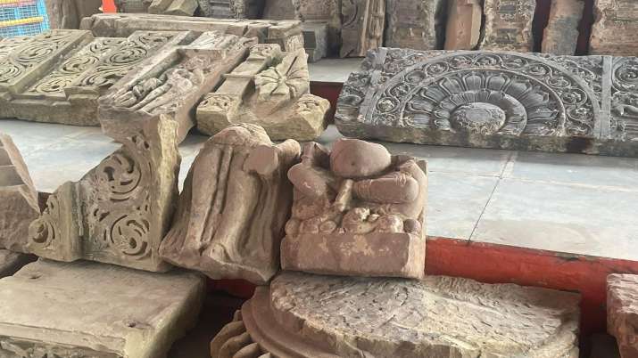 India Tv - idols found under site in Ayodhya 