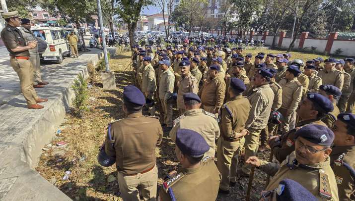 India Tv - Police personnel being briefed by a senior official in the aftermath of the recent violence that erupted in Haldwanis Banbhoolpura area India Tv - Police personnel being briefed by a senior official in the aftermath of the recent violence that erupted in Haldwanis Banbhoolpura area
