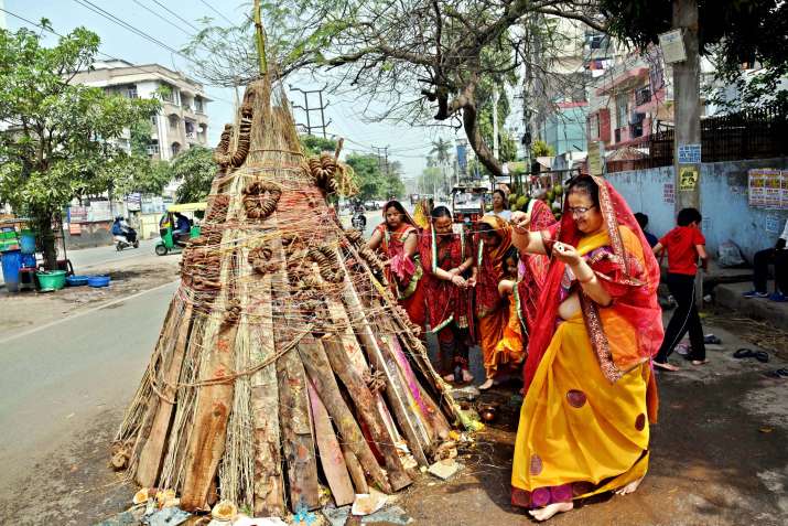 India Tv - Women perform rituals in preparation of Holika Dahan on the eve of Holi festival, in Patna