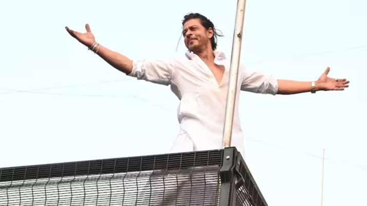 इंडिया टीवी - शाहरुख खान ने प्रशंसकों को ईद की शुभकामनाएं दीं