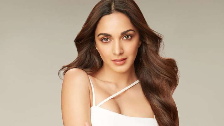 Kiara Advani completes 10 years in Bollywood, celebrates big day with fans | WATCH