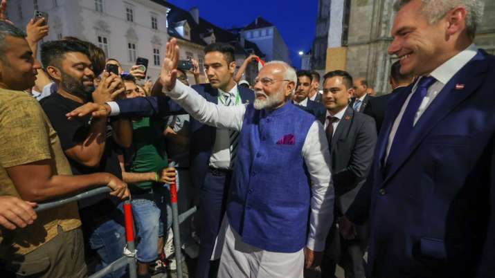 इंडिया टीवी - प्रधानमंत्री नरेंद्र मोदी ऑस्ट्रिया पहुंचने के बाद भीड़ का हाथ हिलाकर अभिवादन करते हुए। इंडिया टीवी - प्रधानमंत्री मोदी का ऑस्ट्रिया में स्वागत