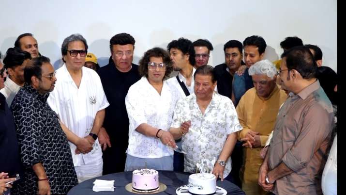 Sonu Nigam celebrates birthday with Javed Akhtar, Shankar Mahadevan and other friends from music industry