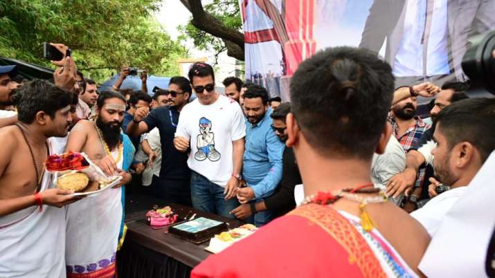 India Tv - Sonu Sood celebrates his 51st birthday with fans.