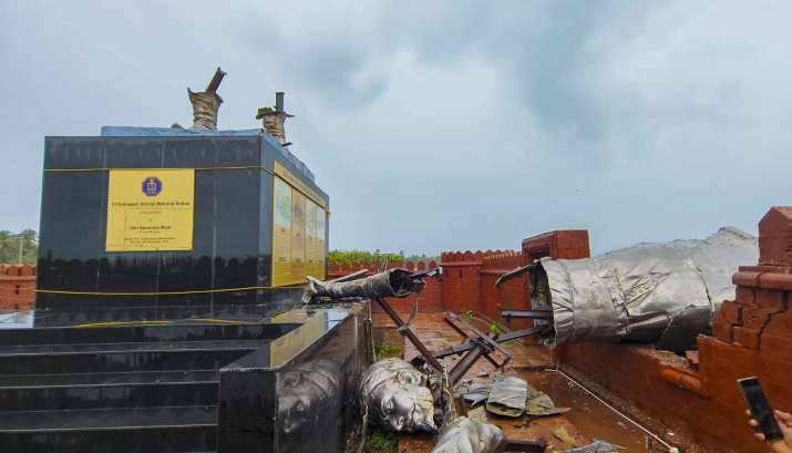 India Tv - A statue of Chhatrapati Shivaji Maharaj, erected by the Navy and inaugurated by Prime Minister Narendra Modi last year, collapses at Rajkot Fort.