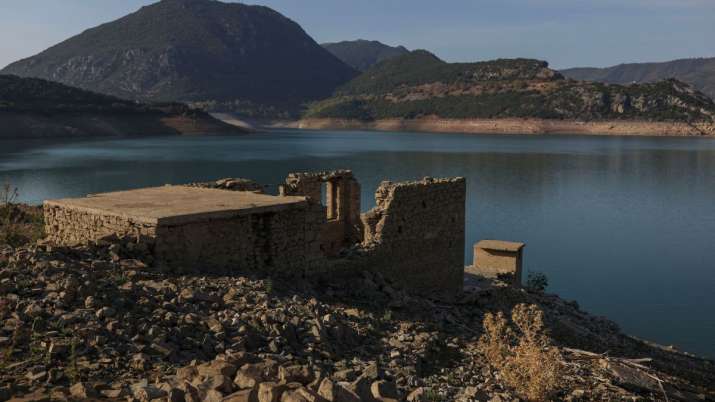 इंडिया टीवी - ग्रीस में सूखे के कारण झील सूख जाने से डूबा हुआ गांव सामने आया