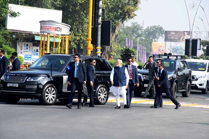 India Tv - Prime Minister Narendra Modi and Spanish Prime Minister Pedro Sanchez before a roadshow in Vadodara