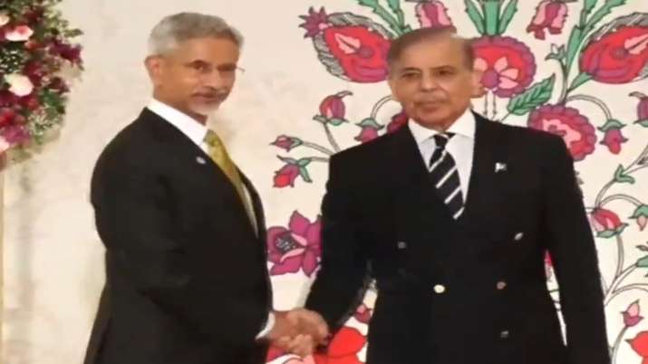 India Tv - SCO Summit, Jaishankar, Shehbaz Sharif, Islamabad, Jaishankar Shehbaz Sharif shake hands