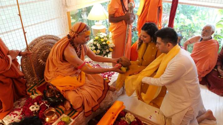 Swami Avimukteshwaranand blesses Raghav Chadha, Parineeti Chopra at their residence | See pics