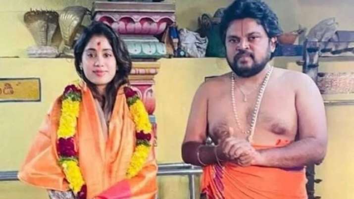 Janhvi Kapoor performs special Puja in Hyderabad amidst shooting