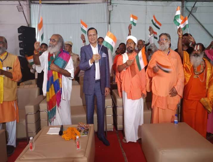 India Tv - India TV Chairman and Editor-in-Chief Rajat Sharma is welcomed by the cheering temple members with holding flags