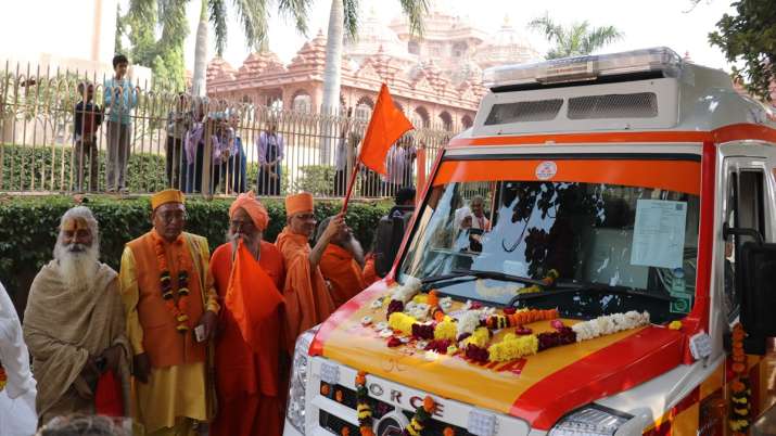 इंडिया टीवी - सम्मेलन के बाद, संतों द्वारा एक औपचारिक ध्वजारोहण के माध्यम से एक नई एम्बुलेंस सेवा समर्पित की गई।