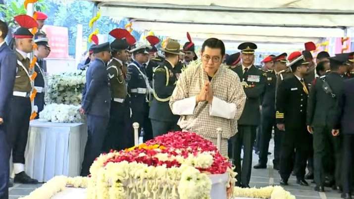India Tv - The King of Bhutan pays tribute to Manmohan Singh. 