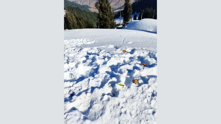 India TV - basura en la nieve