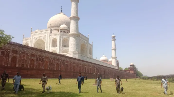 India Tv - Taj Mahal, bomb threat