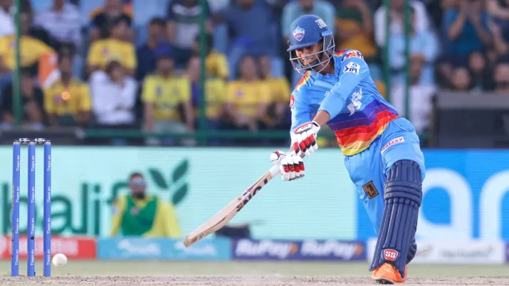 INDIA TV - IPL 2023 में DC बनाम CSK मैच के दौरान यश धुल एक शॉट खेल रहा है
