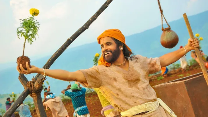 INDIA TV - नागार्जुन ने 'ओम नमो वेंकटेसे' फिल्म में 'हाथिराम बाबा' की भूमिका निभाई। INDIA TV - नागार्जुन अकिंनी 'हतिराम बाबा' के रूप में